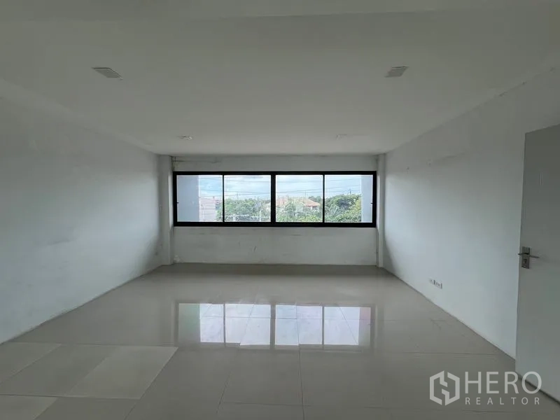 货栈 出租在Bang Phli, Samut Prakan - 长形办公室，横向大窗俯瞰绿景与街道。