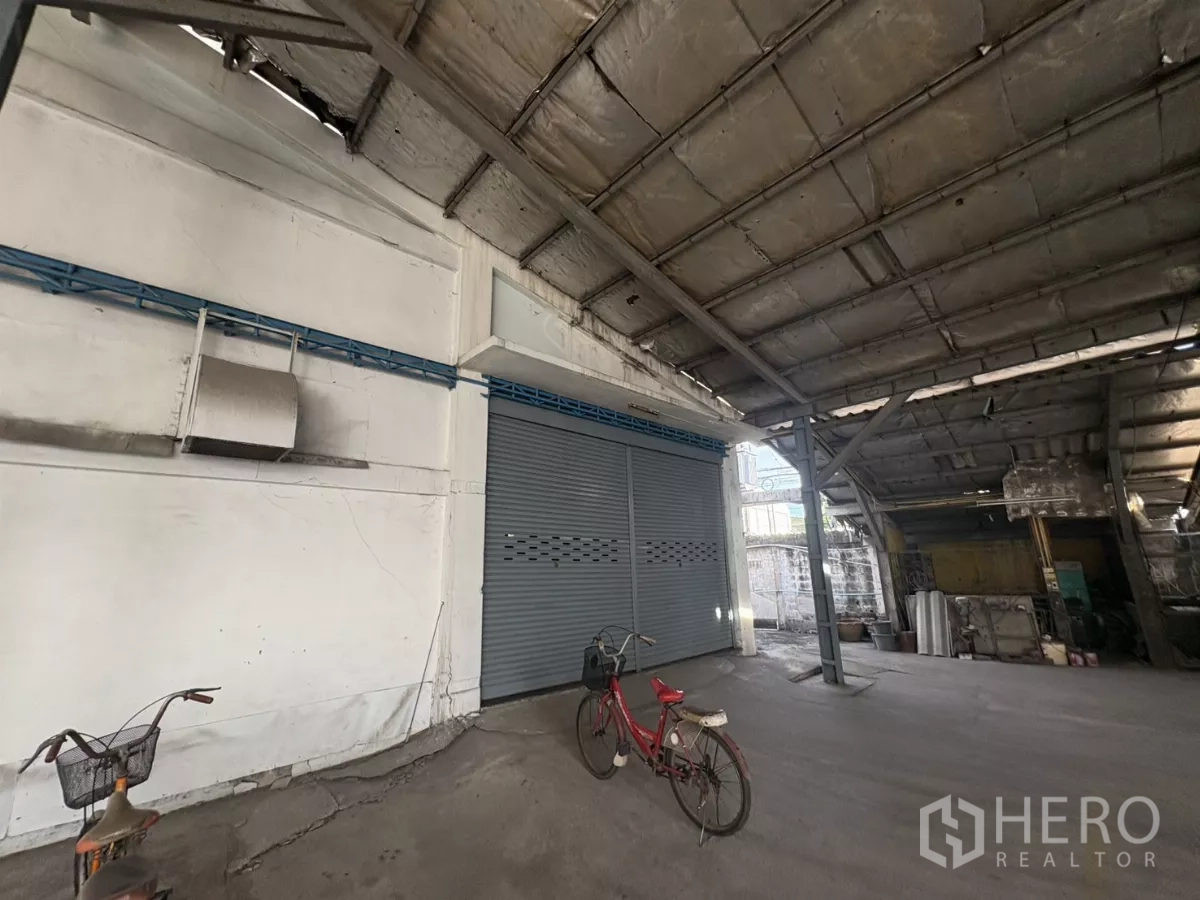 คลังสินค้า ให้เช่าในKhlong Toei, Bangkok - พื้นที่โหลดสินค้าในร่ม หลังคาเหล็ก พร้อมประตูเหล็กม้วนและพื้นคอนกรีต