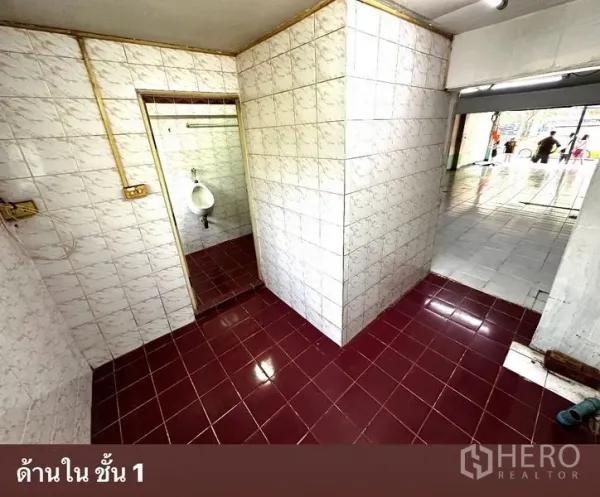 店屋 出租在Watthana, Bangkok - 通往卫生间的走道，可见开放式一层空间。