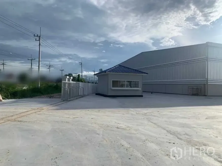 货栈 出租在Ban Bueng, Chon Buri - 园区入口岗亭与大门，周边围墙完善。
