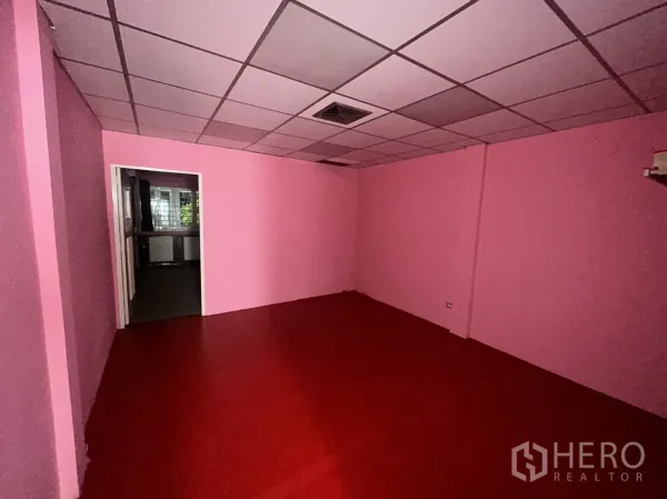 Shophouse for rent in Khlong Toei, Bangkok - Upper-floor room with pink walls, red epoxy floor, and drop ceiling.