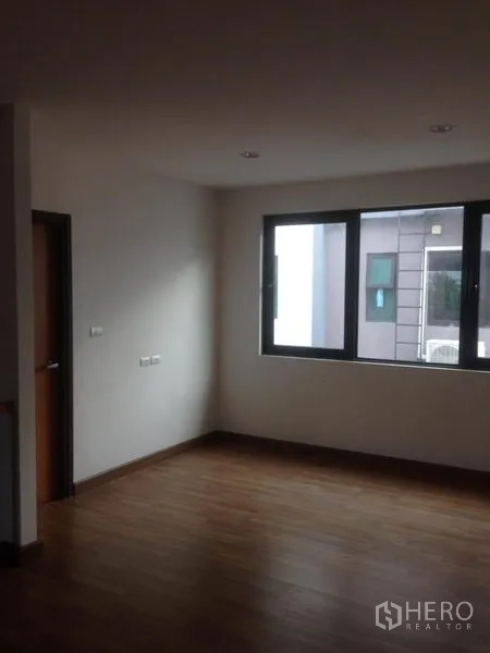 Home Office for rent in Bang Phli, Samut Prakan - Bright workspace with wood floors and a large window.