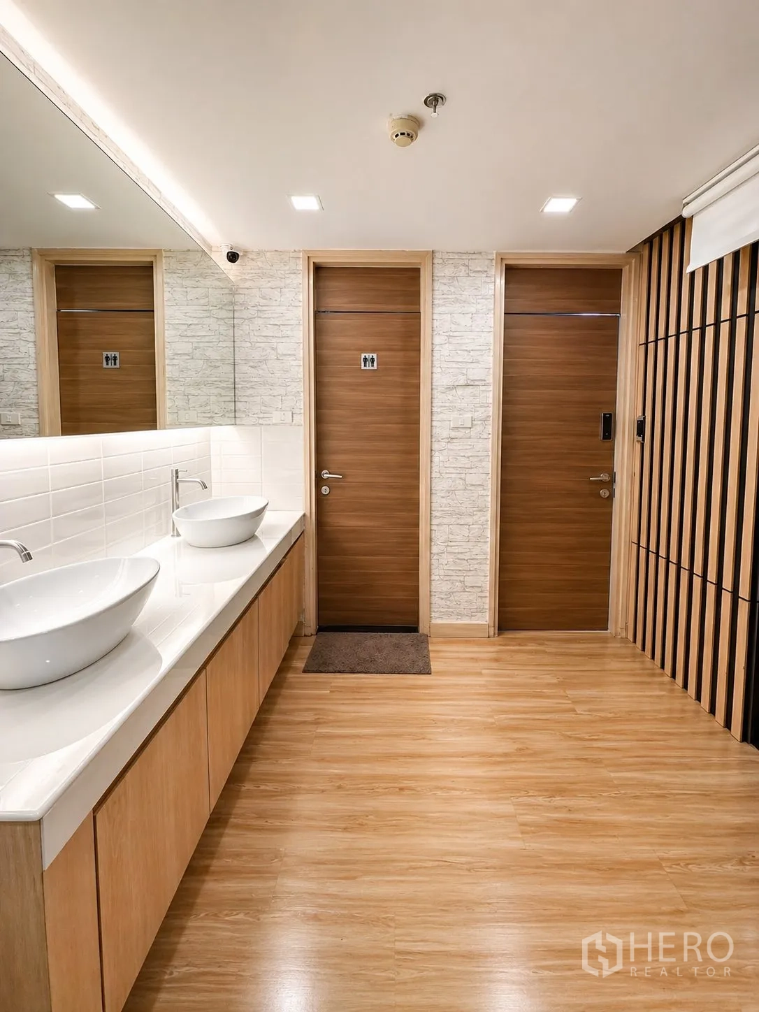 家庭办公室 for rent or sale in Yan Nawa, Bangkok - 盥洗区走廊，双台盆并设男女卫生间门。