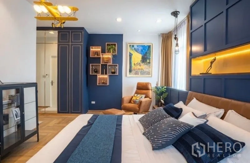 Detached House for rent in Bang Phli, Samut Prakan - Bedroom looking toward built-in wardrobe and glass-door ensuite bathroom.