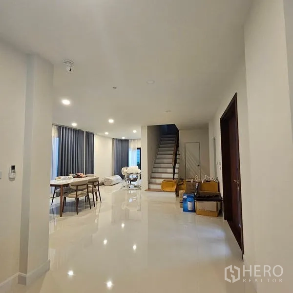 Detached House for rent in Saphan Sung, Bangkok - Hallway perspective to dining space and staircase in the airy ground floor.