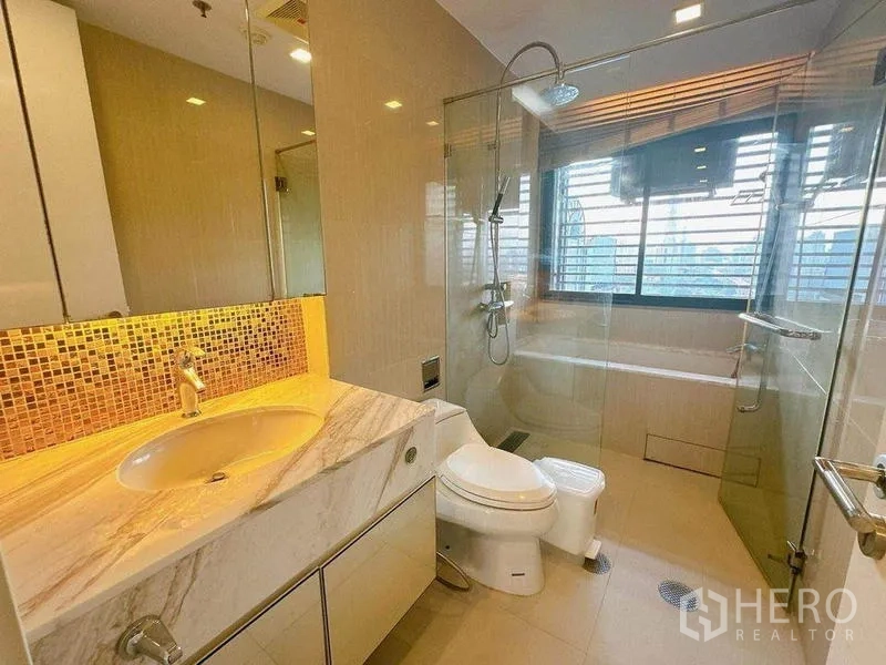 คอนโด ให้เช่าในRatchathewi, Bangkok - ห้องน้ำสไตล์โรงแรม เคาน์เตอร์หินอ่อน ห้องอาบน้ำกระจก และอ่างอาบน้ำ แสงไฟอบอุ่น