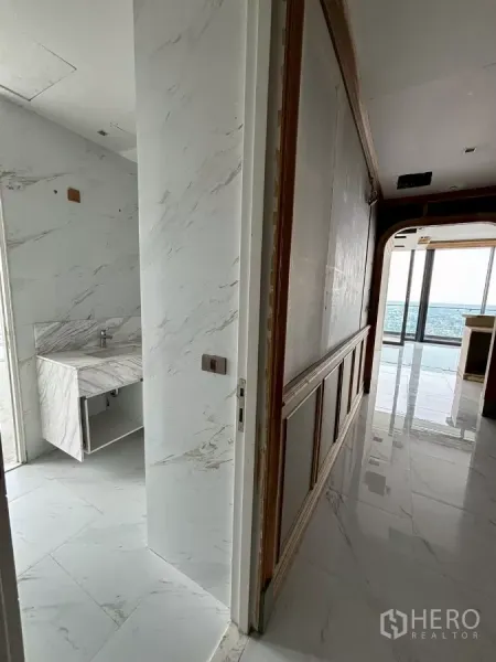公寓 出售在Bang Kho Laem, Bangkok - 带大理石墙面的走廊，通往浴室与采光充足的起居区，可望河景。