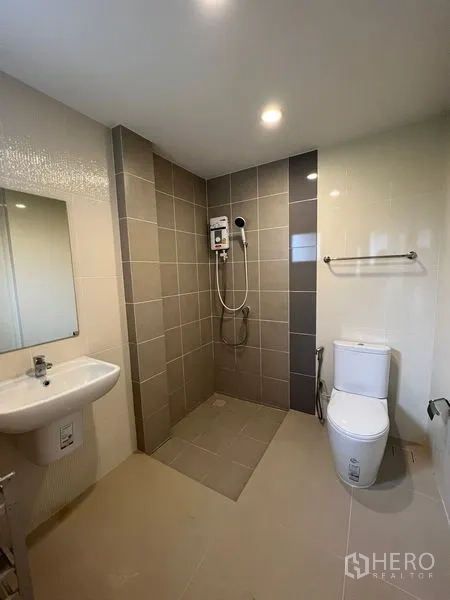 Detached House for rent in Saphan Sung, Bangkok - Bathroom with walk-in shower, toilet and neutral tile finishes.
