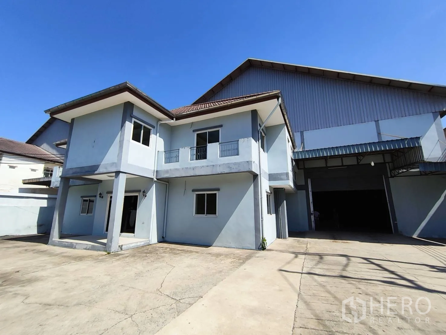 โรงงาน for rent in Krathum Baen, Samut Sakhon - อาคารบ้าน 2 ชั้นเชื่อมต่อโรงงานขนาดใหญ่ พร้อมลานคอนกรีตกว้างหน้าอาคาร