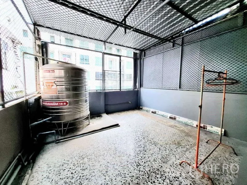 店屋 出租在Bang Rak, Bangkok - 带金属网围护的实用阳台，配不锈钢蓄水罐。