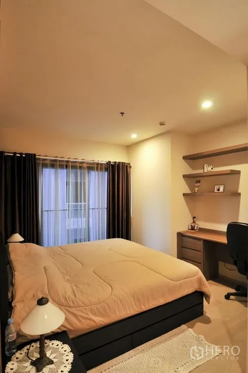Condominium for rent in Khlong Toei, Bangkok - Cozy 1-bedroom condo in Khlong Toei, Bangkok with queen bed, blackout curtains, and a built-in study nook.