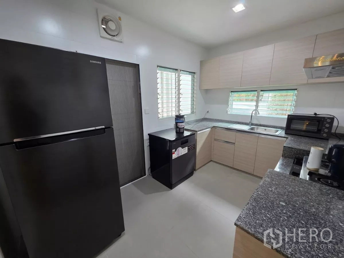 Detached House for rent in Prawet, Bangkok - Fully equipped kitchen with granite counters, cabinets and large fridge.
