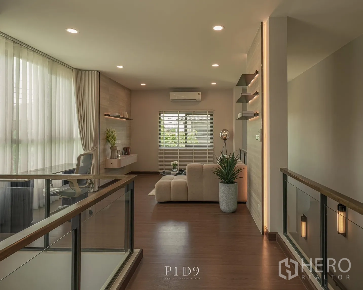 独栋房屋 for rent in Bang Phli, Samut Prakan - 走廊望向起居区，可见书桌、玻璃栏杆与筒灯。