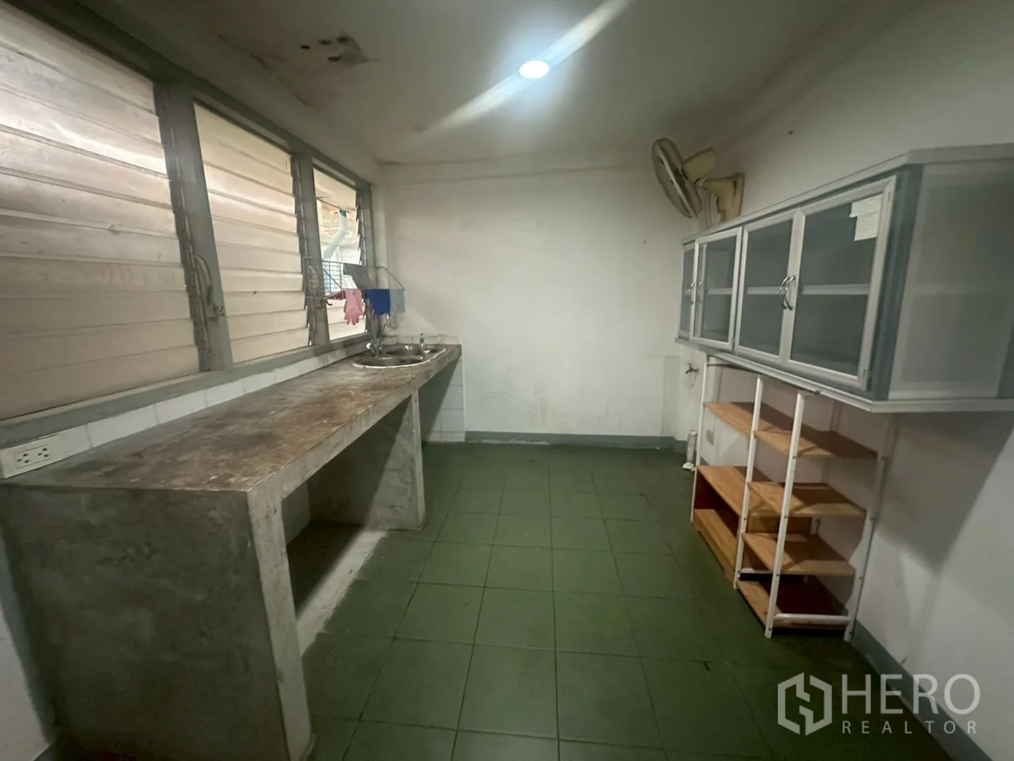 独立式住宅 出租在Watthana, Bangkok - 基础泰式厨房，水泥台面、水槽与墙柜。