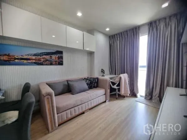 公寓 出售在Khlong Toei, Bangkok - Sky Walk Residence 客厅，米色沙发、书桌、高窗帘与阳台采光充足。