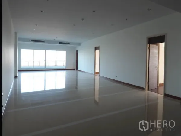 公寓 出租或出售在Yan Nawa, Bangkok - 超大开放式客餐厅，设有大窗户。