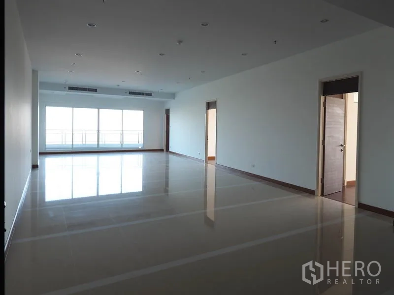 公寓 出租或出售在Yan Nawa, Bangkok - 超大开放式客餐厅，设有大窗户。