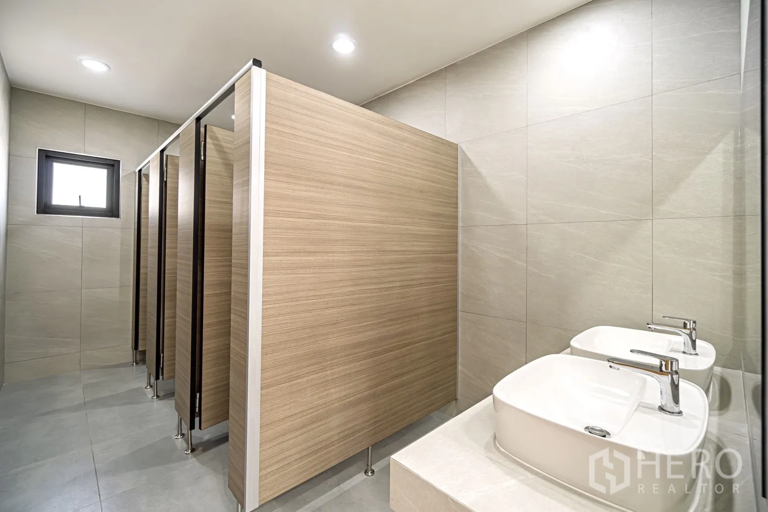 工厂 for rent or sale in Lam Luk Ka, Pathum Thani - 整洁卫生间，多个隔间与双洗手盆。