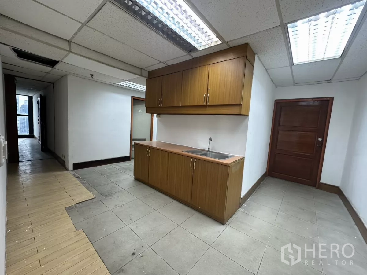 สำนักงาน ให้เช่าในWatthana, Bangkok - แพนทรีบิวท์อินพร้อมอ่างล้างและตู้เก็บของติดผนัง ข้างทางเดินสำนักงาน