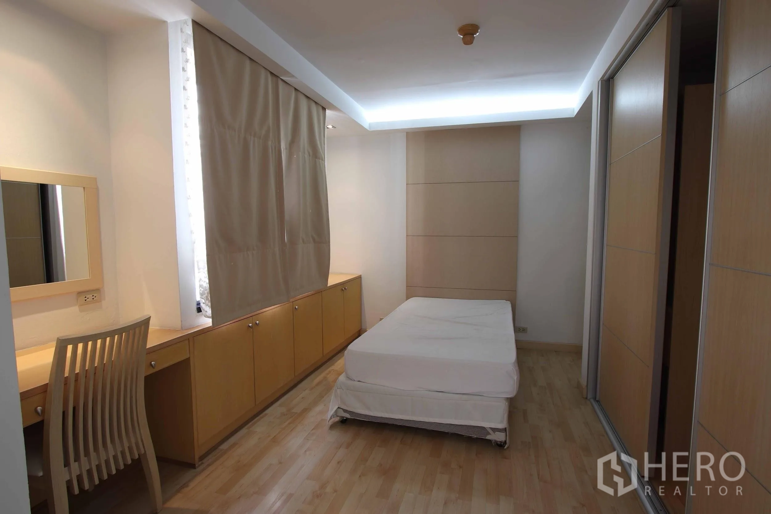 คอนโด ให้เช่าในWatthana, Bangkok - ห้องนอนที่สองพื้นไม้ พร้อมตู้และโต๊ะทำงานบิวท์อิน ไฟซ่อนให้บรรยากาศอบอุ่น