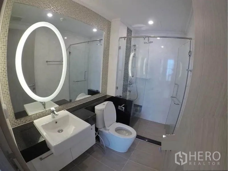 คอนโด ให้เช่าในWatthana, Bangkok - ห้องน้ำสมัยใหม่ กระจกไฟเรืองแสง พร้อมตู้ shower แบบกระจก
