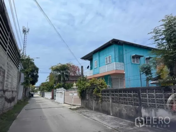 คลังสินค้า ให้เช่าในBang Phli, Samut Prakan - ซอยเงียบสงบหน้าโครงการ เห็นบ้านพักอาศัยและถนนคอนกรีต
