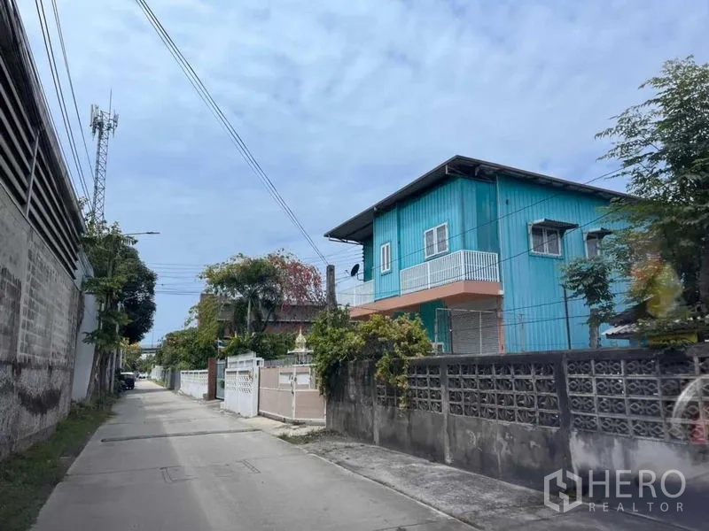 คลังสินค้า ให้เช่าในBang Phli, Samut Prakan - ซอยเงียบสงบหน้าโครงการ เห็นบ้านพักอาศัยและถนนคอนกรีต