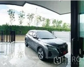 Home Office for rent in Don Mueang, Bangkok - Covered carport and gated driveway with one car parked.