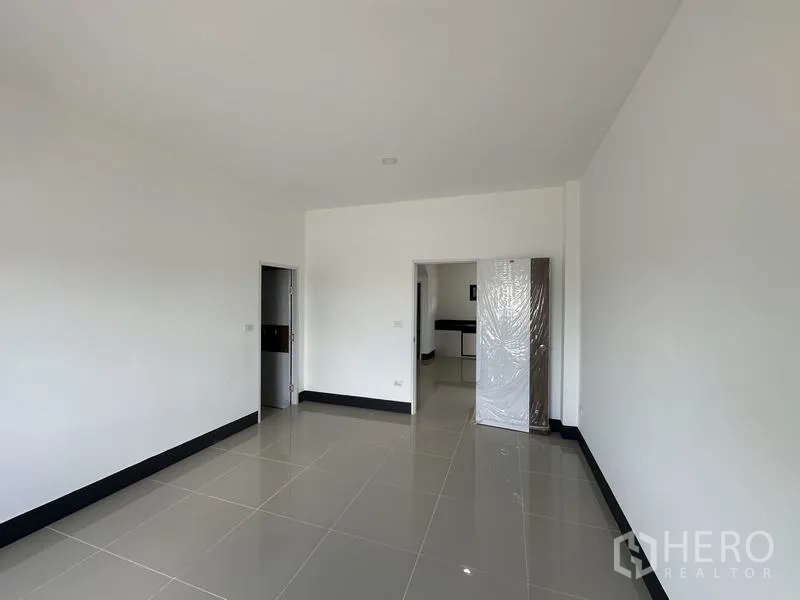 Factory for rent or sale in Sai Noi, Nonthaburi - Bright office room with glossy tiles and access to pantry area.