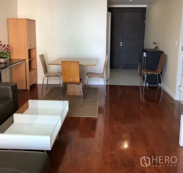 公寓 出租或出售在Khlong Toei, Bangkok - 开放式客餐厅，木地板，四人木餐桌与入户区域。