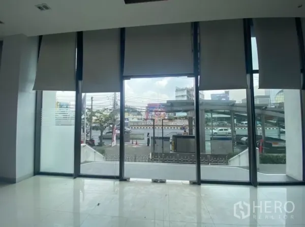 พื้นที่ขายปลีก ให้เช่าในBang Rak, Bangkok - มุมมองจากหน้าร้านกระจกสู่ถนน และทางเชื่อมเข้าสถานี MRT หัวลำโพงโดยตรง