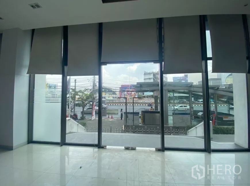 พื้นที่ขายปลีก ให้เช่าในBang Rak, Bangkok - มุมมองจากหน้าร้านกระจกสู่ถนน และทางเชื่อมเข้าสถานี MRT หัวลำโพงโดยตรง