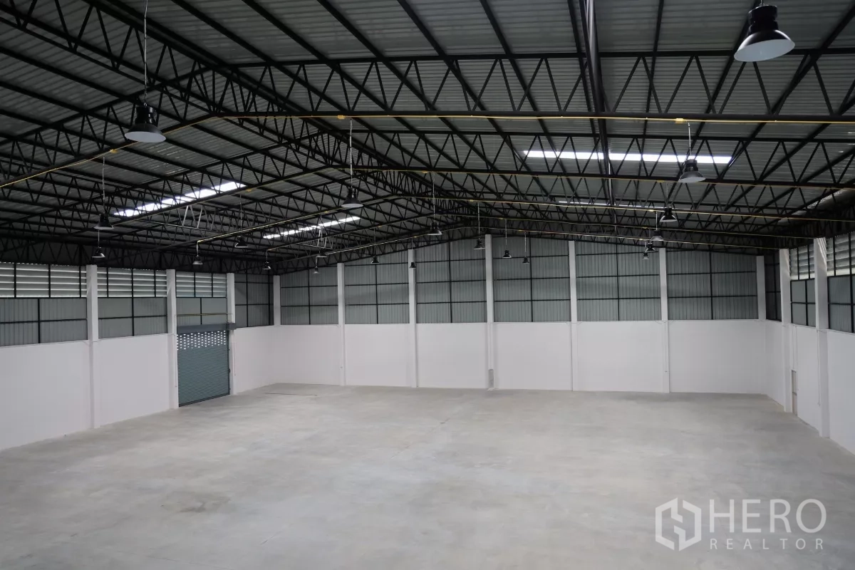 工厂 出租或出售在Bang Len, Nakhon Pathom - 宽广视角展示无柱生产区与高屋面、通风板及卷帘门。