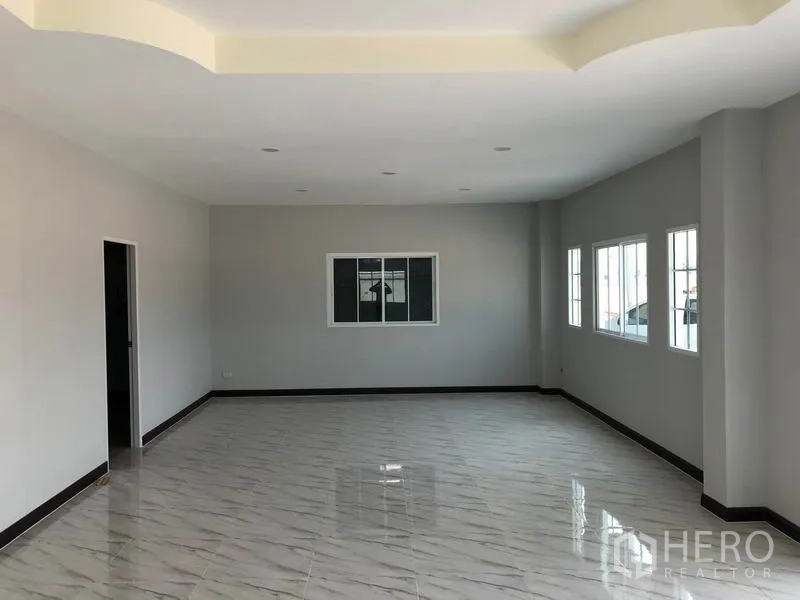 工厂 出租或出售在Bang Len, Nakhon Pathom - 二楼明亮办公室，大窗户、嵌灯与仿石纹地砖