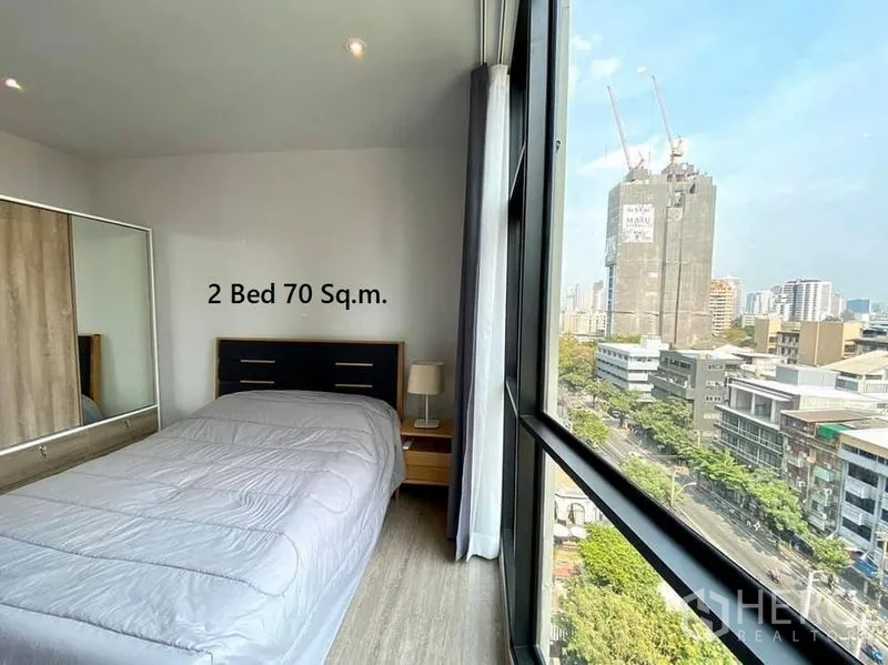 公寓 出租在Watthana, Bangkok - 次卧带镜面衣柜与落地窗，俯瞰素坤逸天际线。
