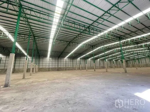 工厂 出租在Bang Pakong, Chachoengsao - 开放式厂区，绿色钢梁、天窗采光与宽柱距。