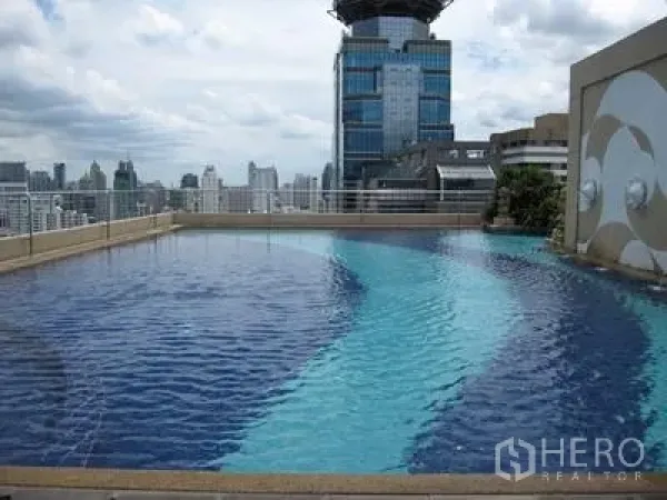 คอนโด ให้เช่าในWatthana, Bangkok - สระว่ายน้ำดาดฟ้าวิวเมืองของคอนโดสูงในทำเลอโศก