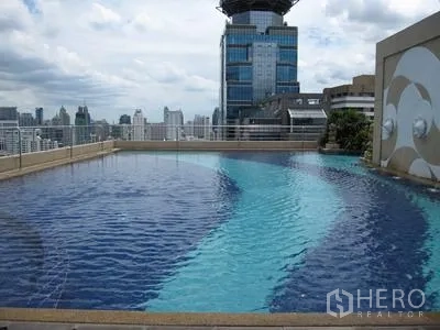 Condominium for rent in Watthana, Bangkok - Rooftop swimming pool with sweeping city skyline views at a high-rise condo in Asok.