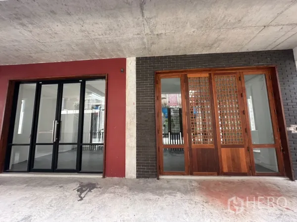 带办公室的家 出租在Pathum Wan, Bangkok - 一层入口，黑框玻璃推拉门与木格栅门并列。