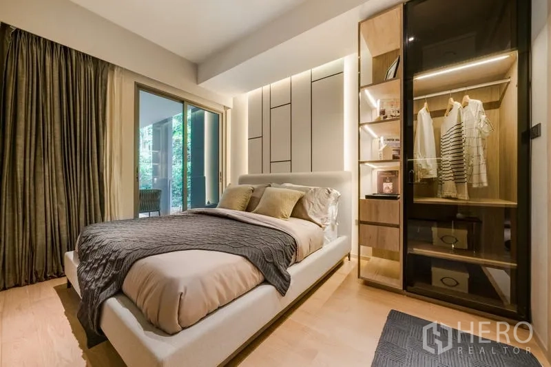 Condominium for rent in Watthana, Bangkok - Cozy second bedroom with sliding door to terrace and lighted glass wardrobe.