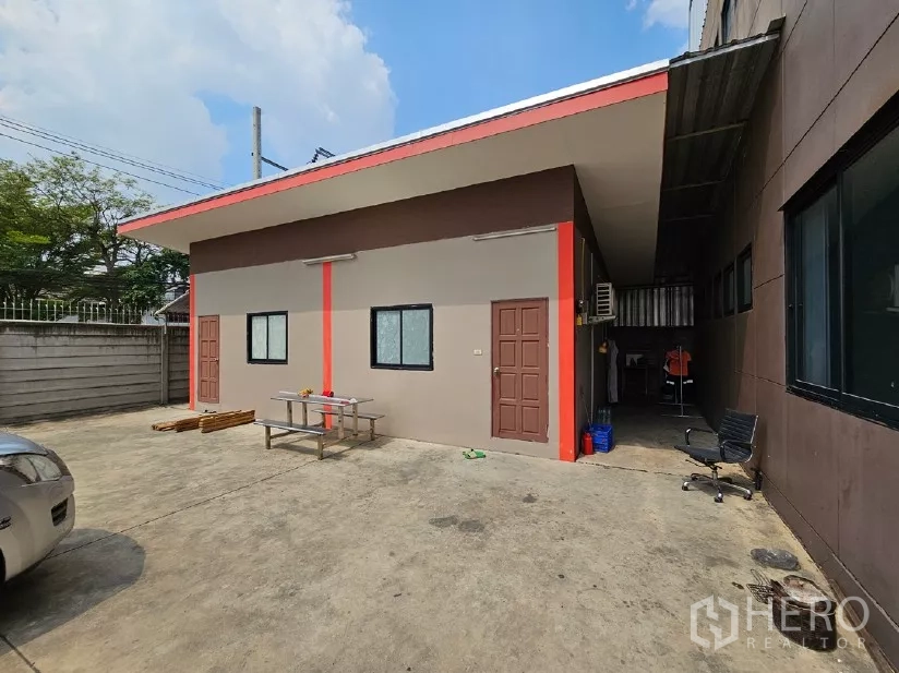 Warehouse for rent or sale in Lak Si, Bangkok - Single-storey staff accommodation building beside main warehouse