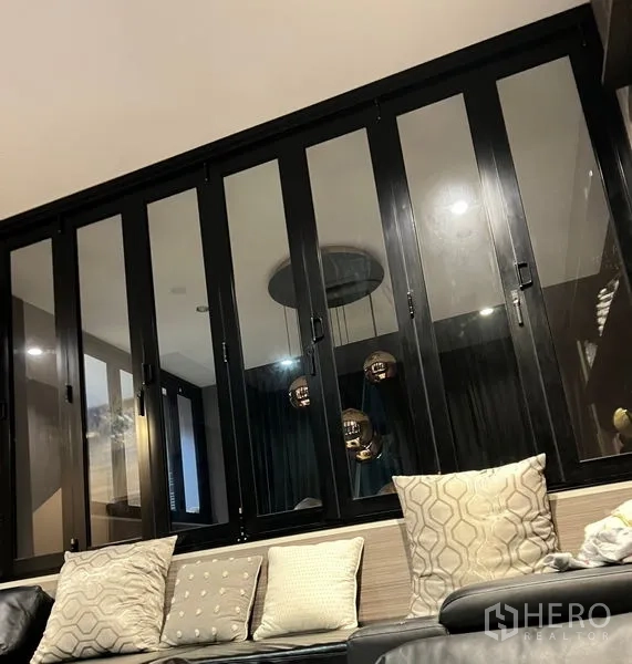 带办公室的家 出租在Saphan Sung, Bangkok - 黑框折叠玻璃隔断，旁有内置长凳与靠垫。