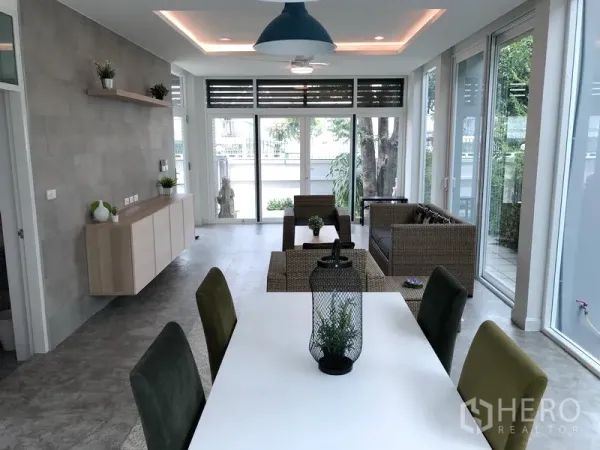 บ้าน ให้เช่าหรือขายในHuai Khwang, Bangkok - โต๊ะทานอาหารพร้อมโคมไฟ แขวน หน้า ประตูกระจกบานเลื่อนเชื่อมลาน