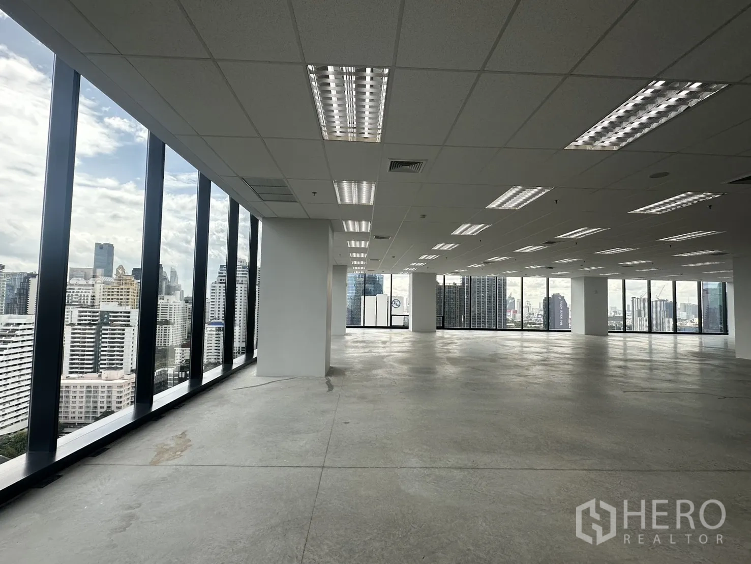ออฟฟิศ for rent in Ratchathewi, Bangkok - พื้นที่มุมสว่างด้วยกระจกต่อเนื่อง เฟรมวิวเมืองกรุงเทพฯ