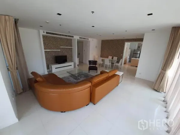 公寓 出租在Pathum Wan, Bangkok - 宽敞明亮的客餐厅一体空间，皮质沙发、电视柜与大落地窗的曼谷公寓。