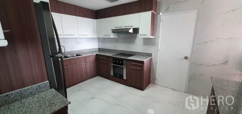 公寓 出租在Khlong Toei, Bangkok - 当代厨房，电炉、烤箱、抽油烟机与石材台面。