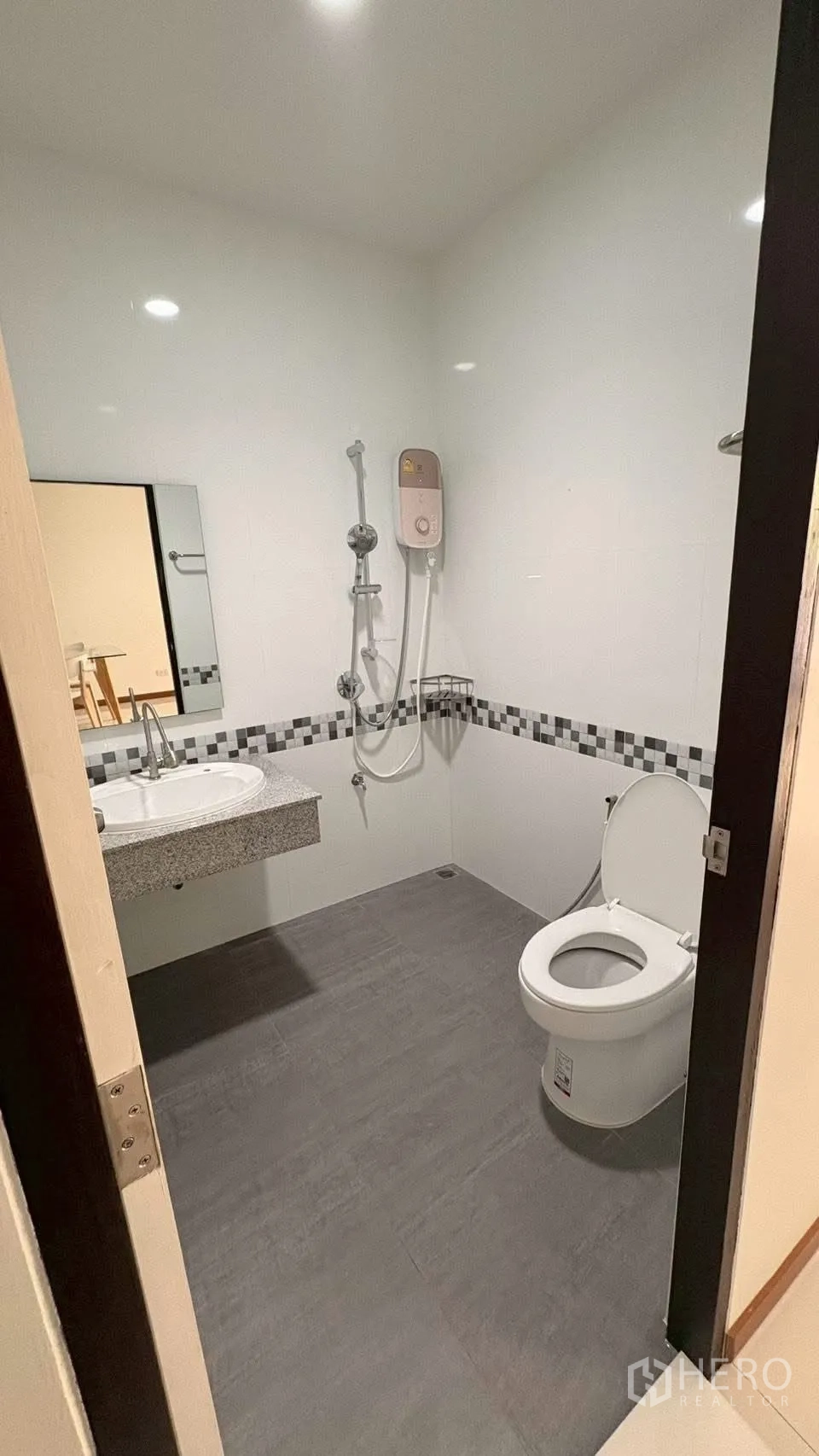 ทาวน์เฮาส์ for rent in Phra Khanong, Bangkok - ห้องน้ำสะอาดพร้อมชุดฝักบัวและเครื่องทำน้ำอุ่น อ่างล้างหน้าและโถสุขภัณฑ์