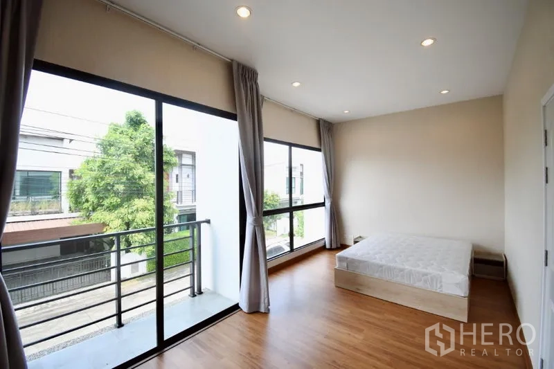 บ้าน ให้เช่าในPrawet, Bangkok - ห้องนอนใหญ่กระจกมุมกว้าง เชื่อมระเบียง พื้นไม้