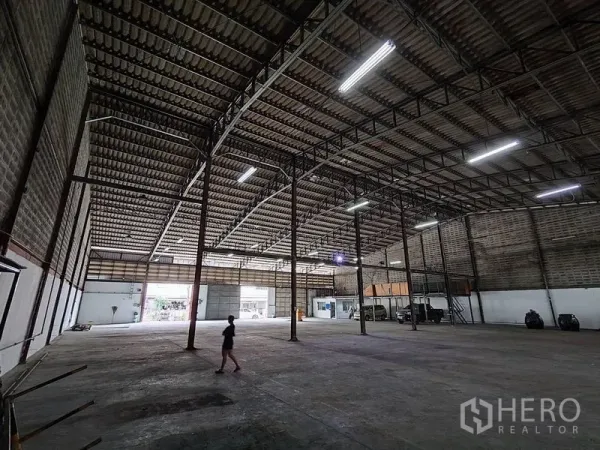 货栈 出租在Bang Phli, Samut Prakan - 高挑桁架屋顶的仓库大厅，配大尺寸卷门便于装卸。