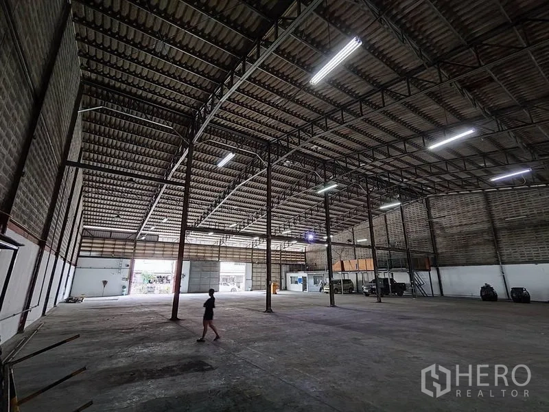 货栈 出租在Bang Phli, Samut Prakan - 高挑桁架屋顶的仓库大厅，配大尺寸卷门便于装卸。